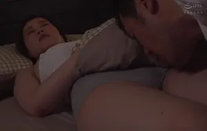 3 ngày chồng yêu đi công tác, cô vợ ở nhà nữa đêm bị bố gã chồng mò vào phòng