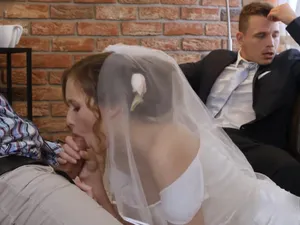 Cô dâu "đi ngoài" với trai ngay trước mặt anh xã mới cưới