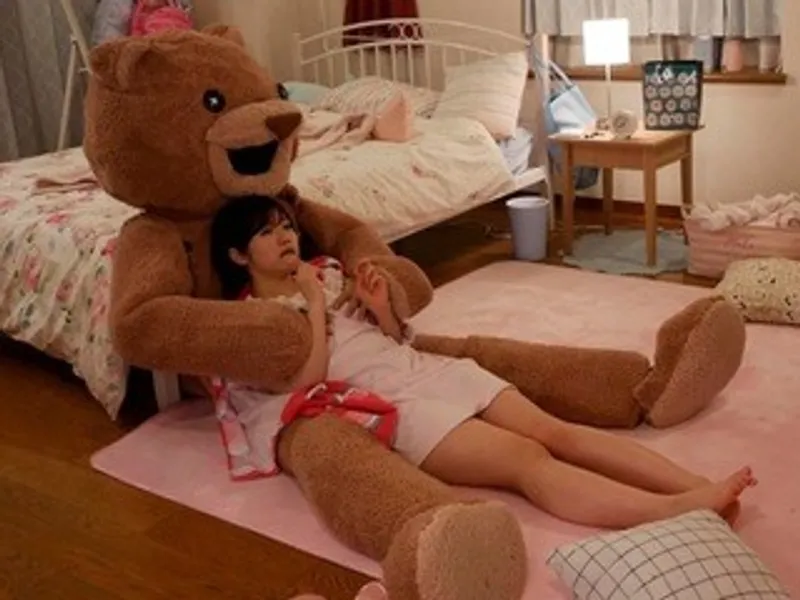 Chú con ghệ nhồi bông và em học sinh nữ ngây thơ