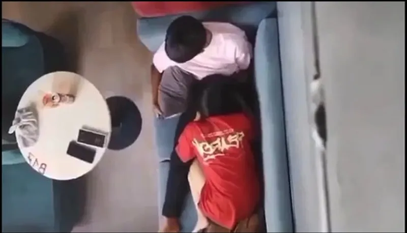 Quay lén cô bạn gái mút bú cho em người yêu nơi công cộng