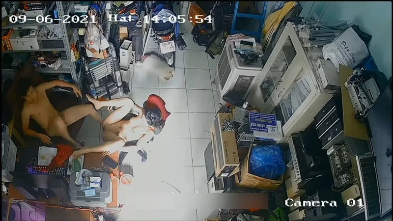 Vợ ông chồng nện nhau trong của hàng máy tính