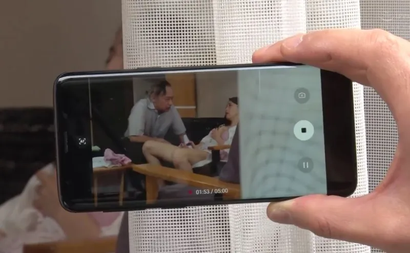 Vợ sắp cưới của con trai gian díu với bố ông xã bị gã sếp khu phố phát hiện